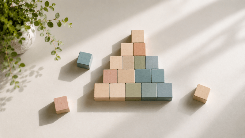 Pequeños bloques de colores formando una estructura ordenada y progresiva