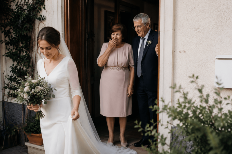Novia saliendo de la vivienda familiar antes de que sus padres la vendan.